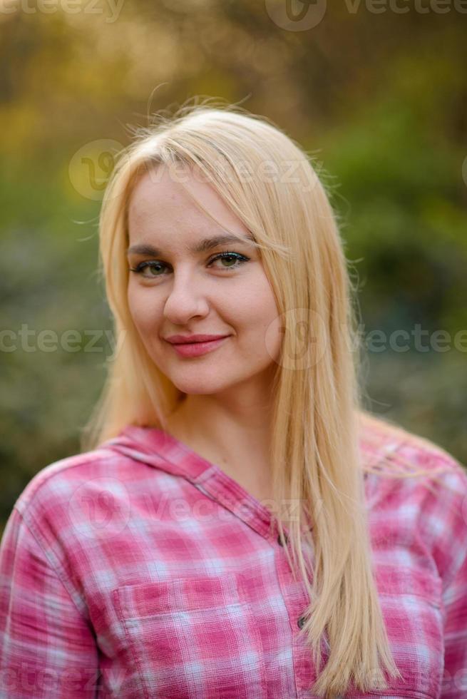 vater, tochter und mutter gehen im freien. glückliche Familie. foto