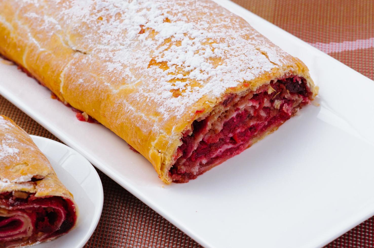 hausgemachte Brötchen mit Marmelade auf einem weißen Teller mit Gabel und Messer foto