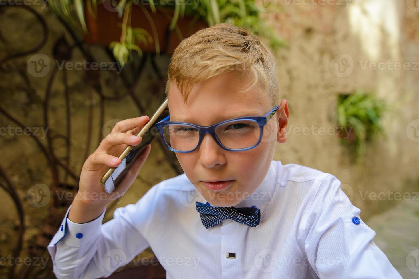 zwei kleine Jungen, Brüder sind in einem Anzug gekleidet. Kinder stehen im Park und umarmen sich. foto