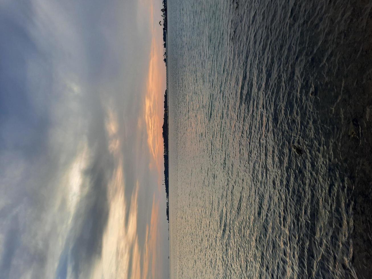 erstaunlicher bunter sonnenuntergang an der corniche von jeddah foto