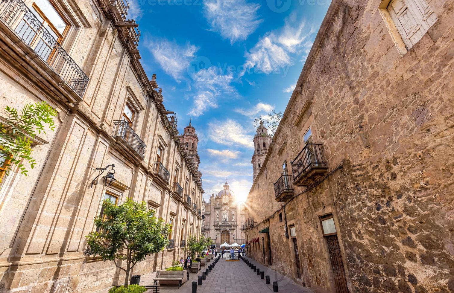 mexiko, michoacan, morelia, ein beliebtes touristenziel, die malerische kathedrale von morelia befindet sich auf der plaza de armas im historischen stadtzentrum foto