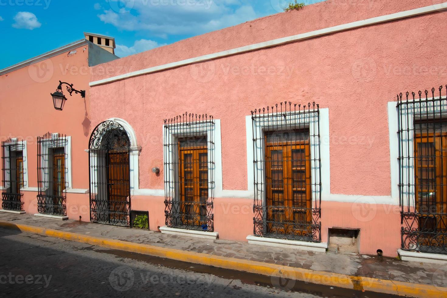 mexiko, monterrey, bunte historische häuser im barrio antiguo, einer berühmten touristenattraktion foto