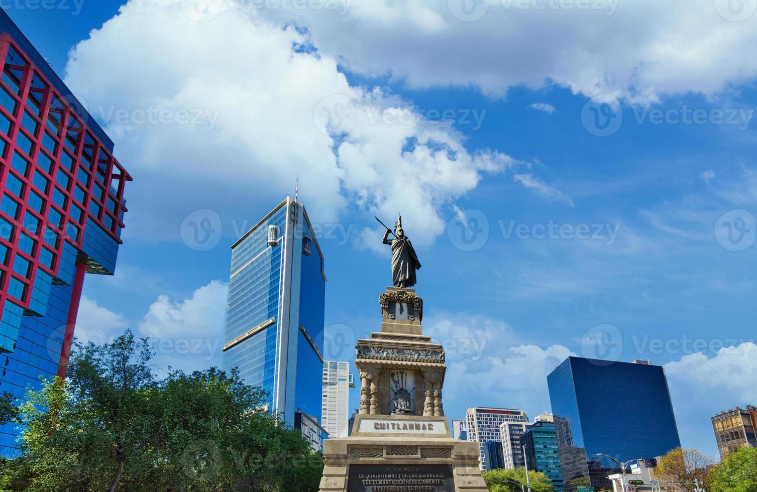 mexiko, mexiko-stadt, denkmal für cuauhtemoc in der nähe des zocal- und finanzzentrums foto