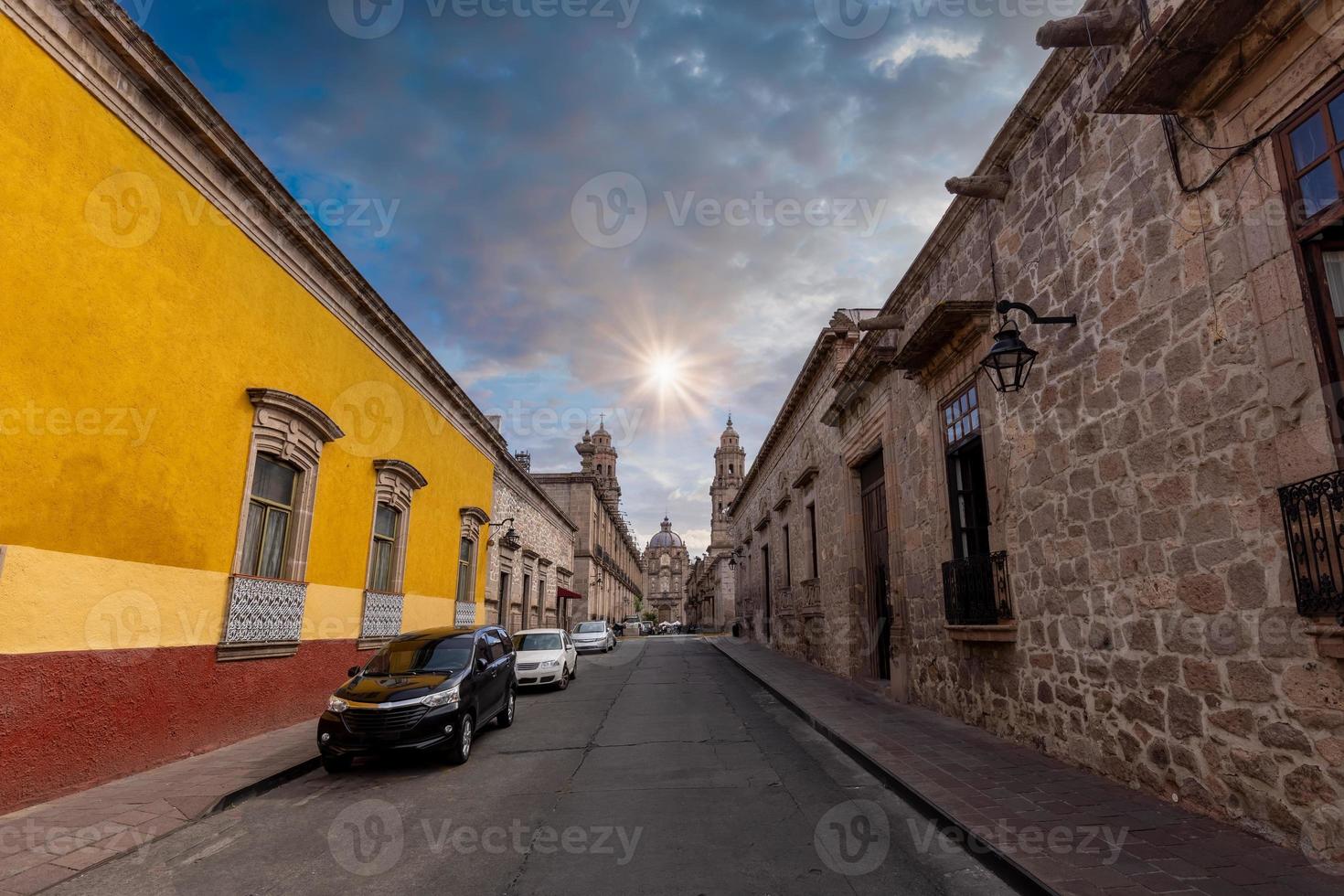 mexiko, morelia touristenattraktion bunte straßen und koloniale häuser im historischen zentrum foto