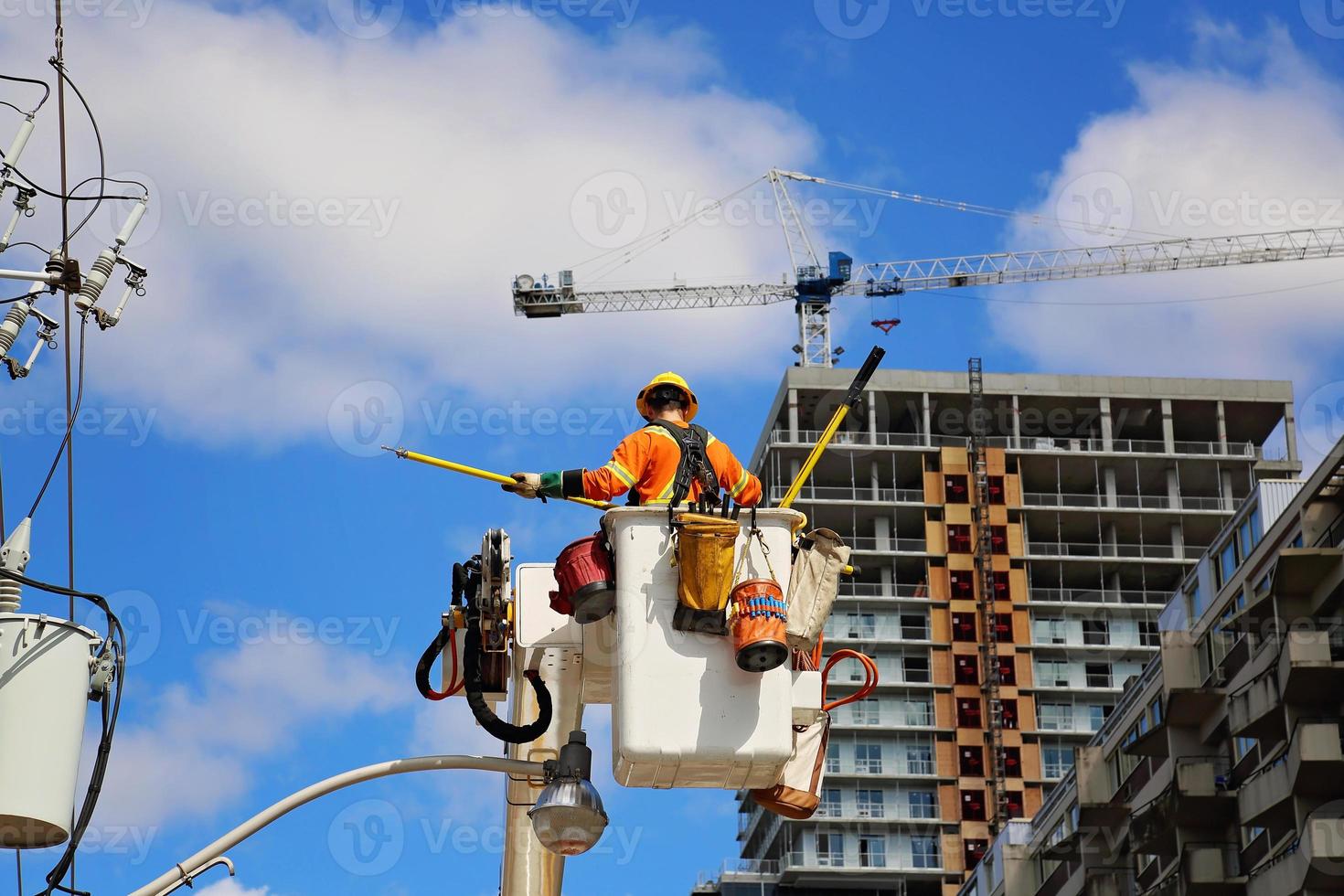 Stromleitungen, die von einem Ingenieur repariert werden foto