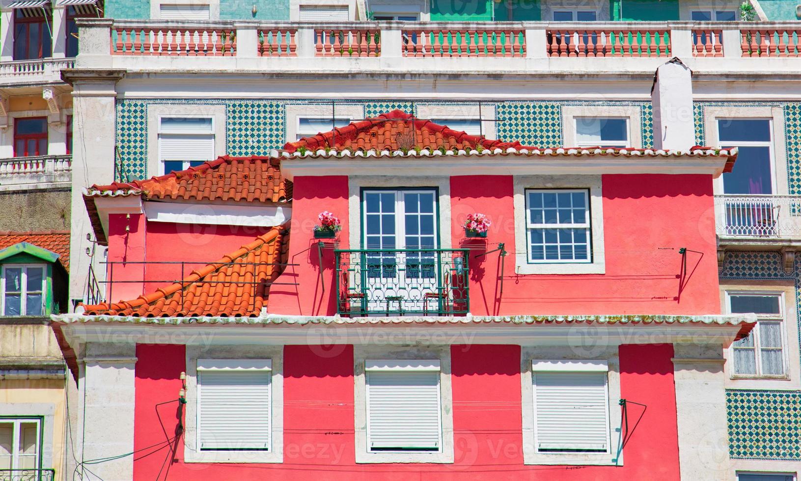 typische architektur und farbenfrohe gebäude des historischen zentrums von lissabon foto