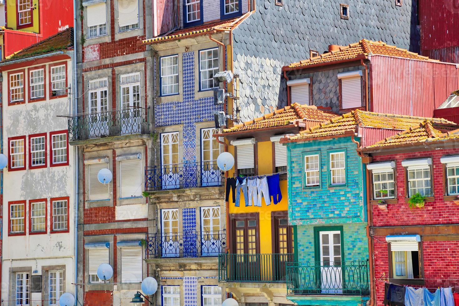 Schöne und farbenfrohe Straßen von Porto in der Nähe von Rio Douro foto