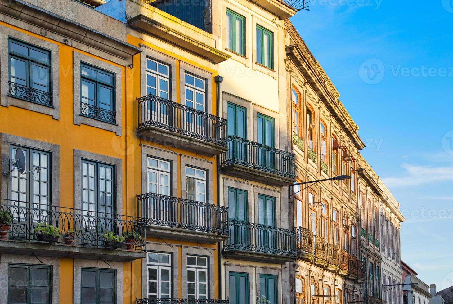 Schöne und farbenfrohe Straßen von Porto foto