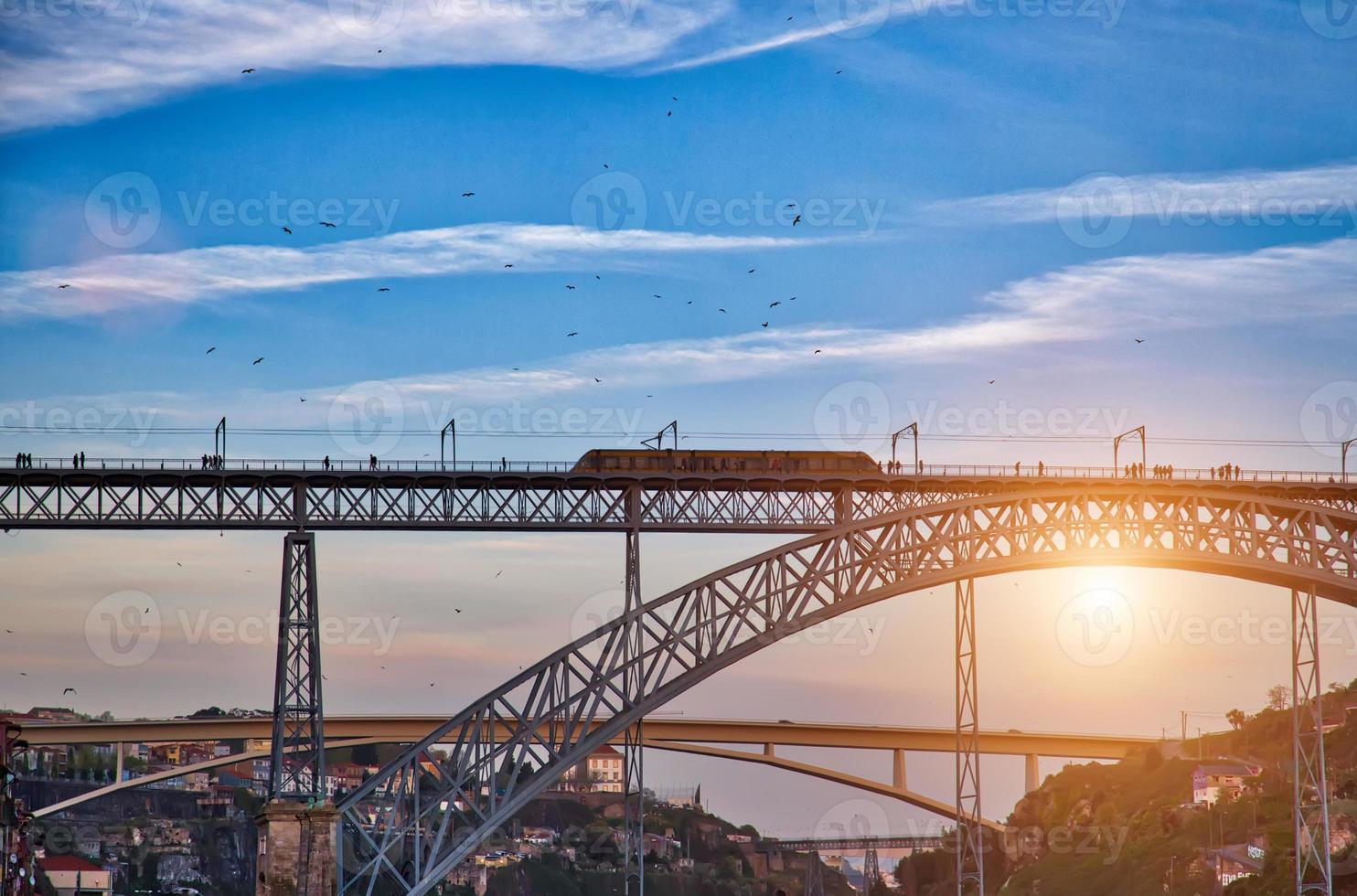 Wahrzeichen der Dom-Luis-Brücke in Porto, Portugal foto