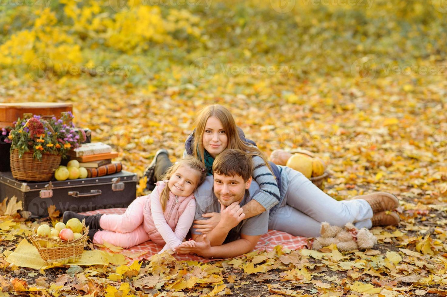 Familie, die im Herbstpark spazieren geht foto