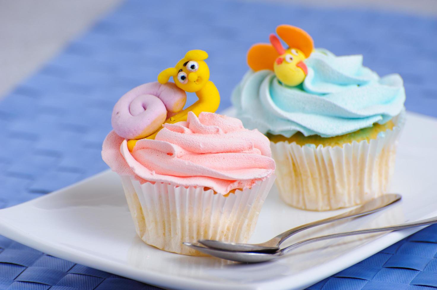 Viele Cupcakes liegen mit den Verzierungen auf dem Kopf foto