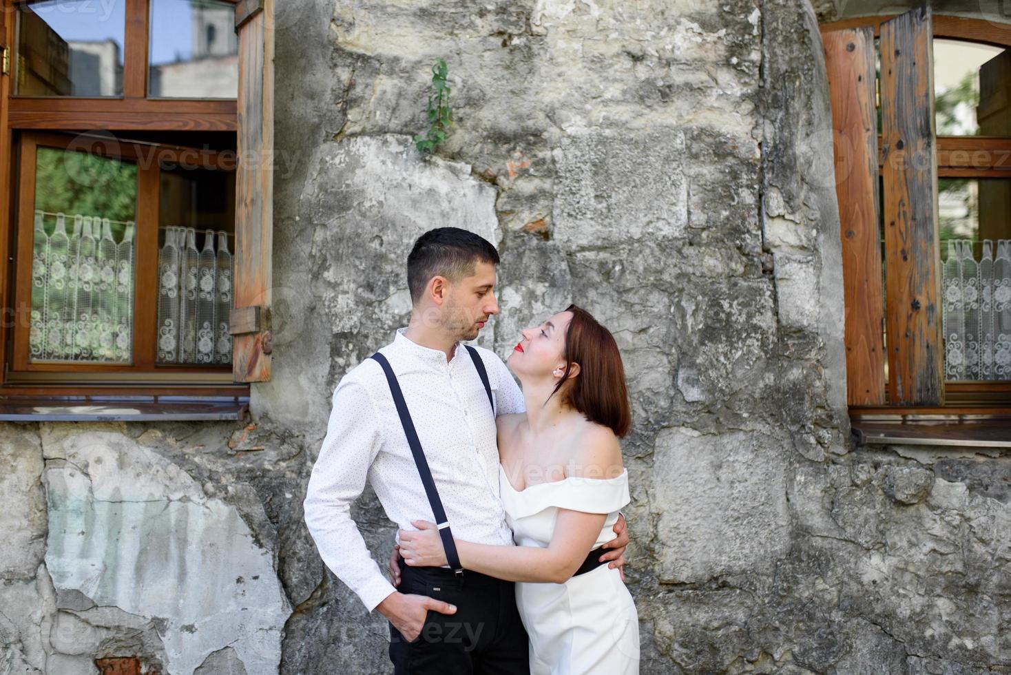 Schönes stilvolles Paar bei einem Date auf den Straßen der Altstadt. foto