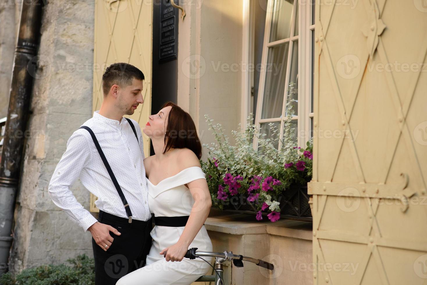 Schönes stilvolles Paar bei einem Date auf den Straßen der Altstadt. foto