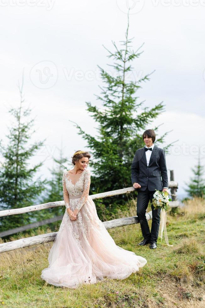 Hochzeitsfotoshooting zu zweit in den Bergen. foto