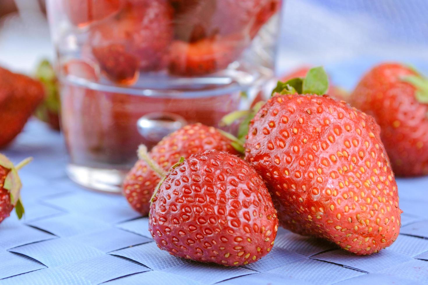 frische Erdbeeren auf blauem Tischtuch foto