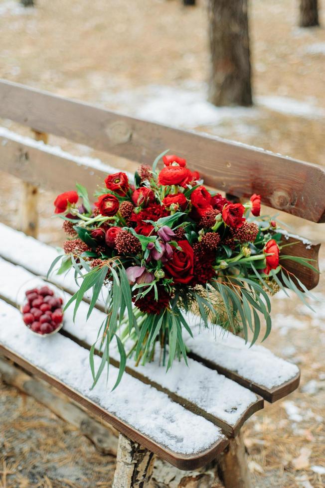 Winterhochzeitsstrauß aus roten Rosen foto