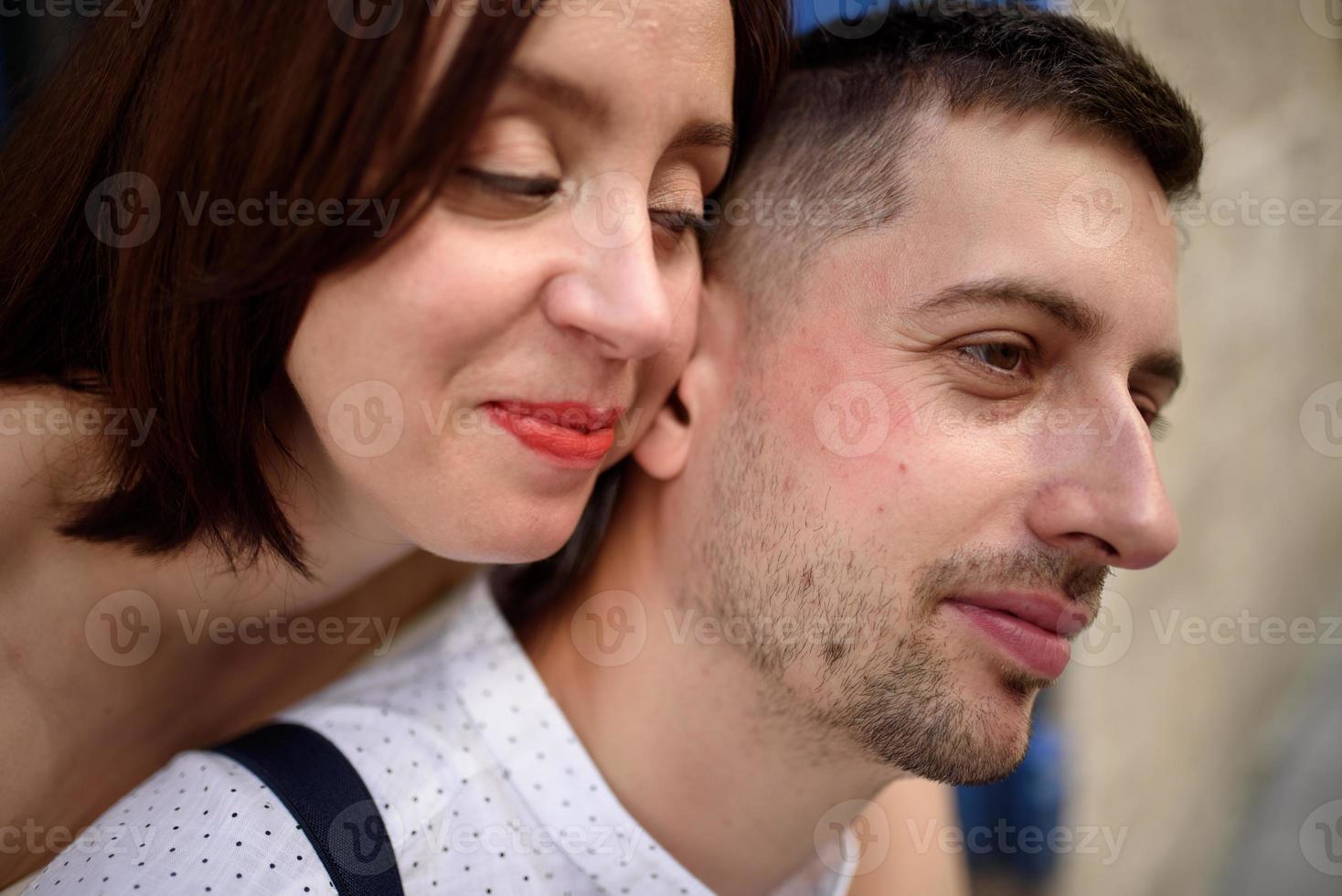 Schönes stilvolles Paar bei einem Date auf den Straßen der Altstadt. foto