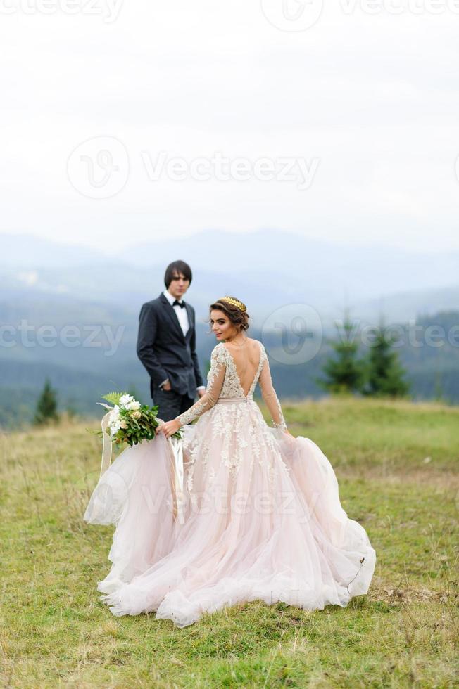 Hochzeitsfotoshooting zu zweit in den Bergen. foto