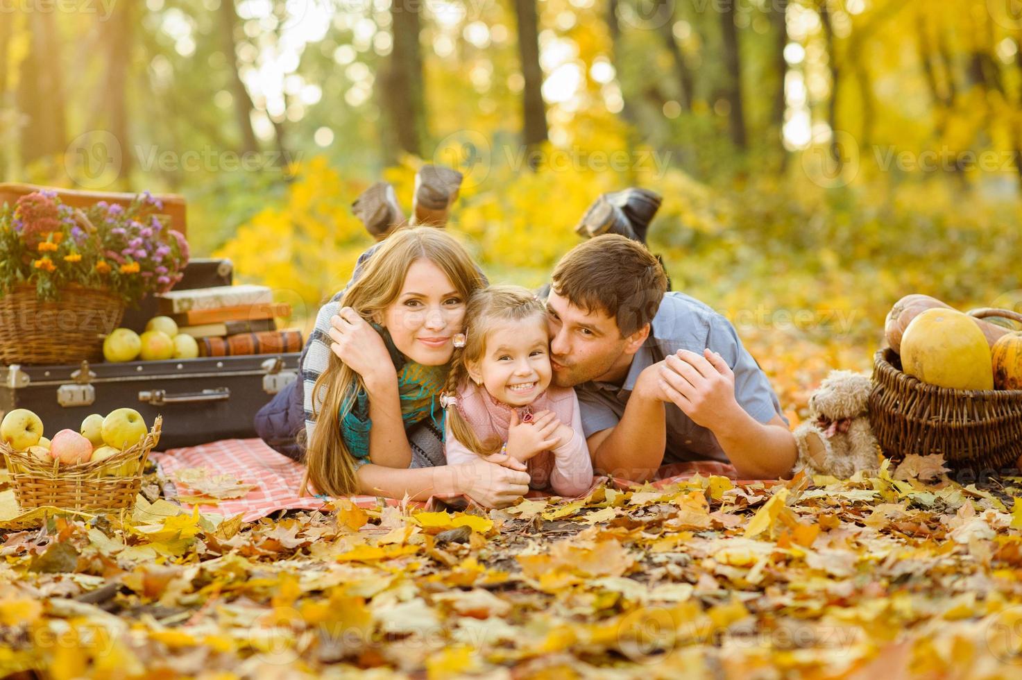 Familie, die im Herbstpark spazieren geht foto