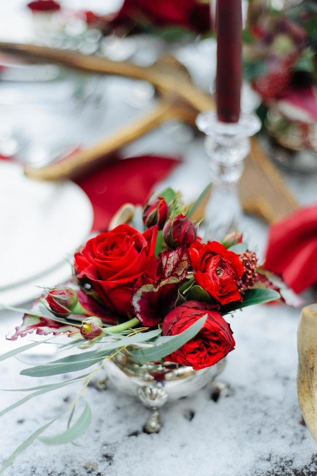 Winterhochzeitsdeko mit roten Rosen foto