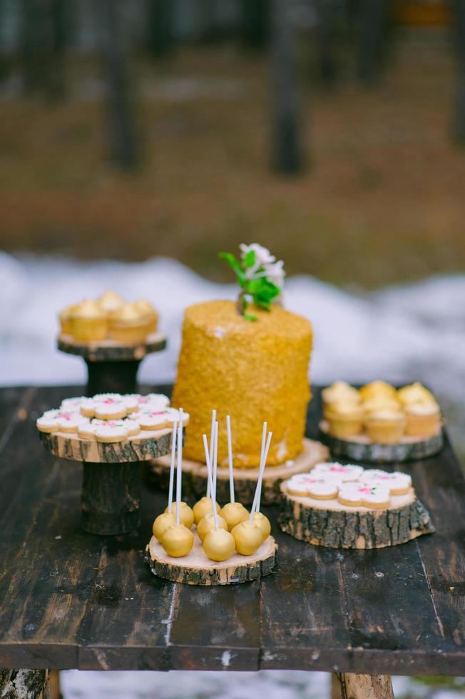 Kuchen auf einem Holztisch für einen Hochzeits-Schokoriegel foto