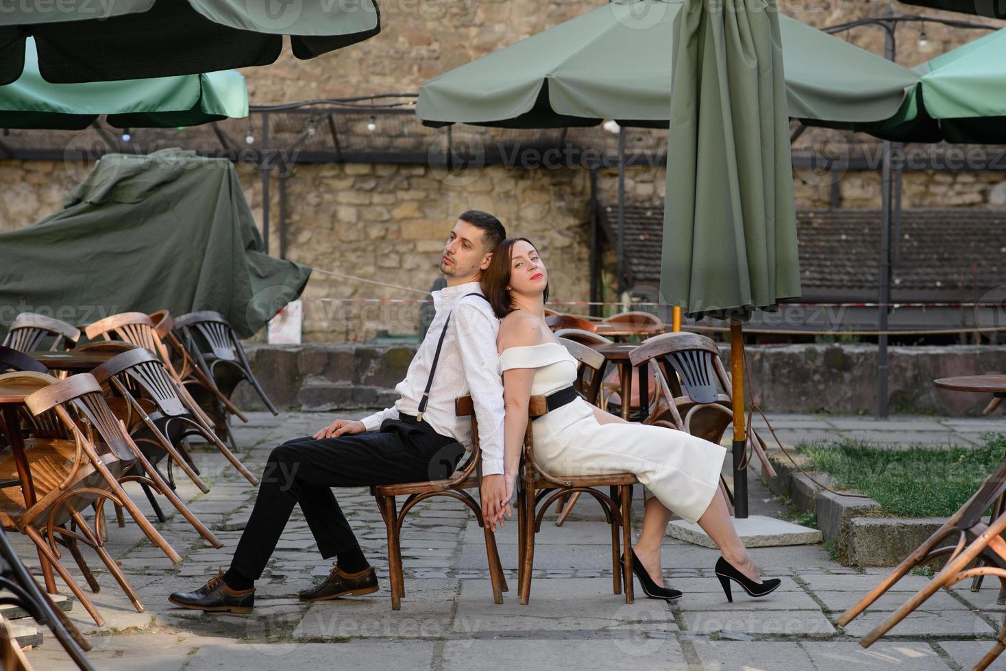 Schönes stilvolles Paar bei einem Date auf den Straßen der Altstadt. foto