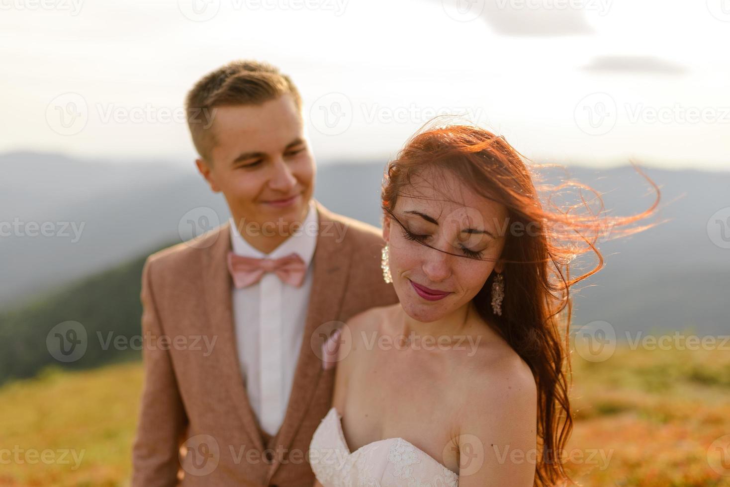 Braut und Bräutigam. Fotoshooting in den Bergen. foto