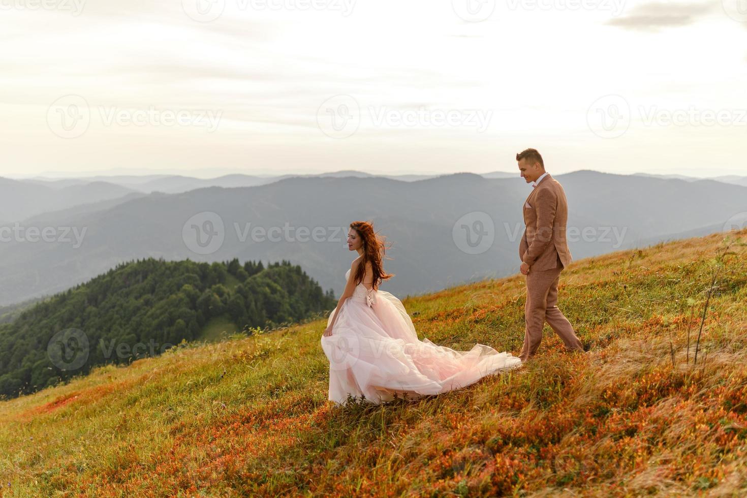 Braut und Bräutigam. Fotoshooting in den Bergen. foto