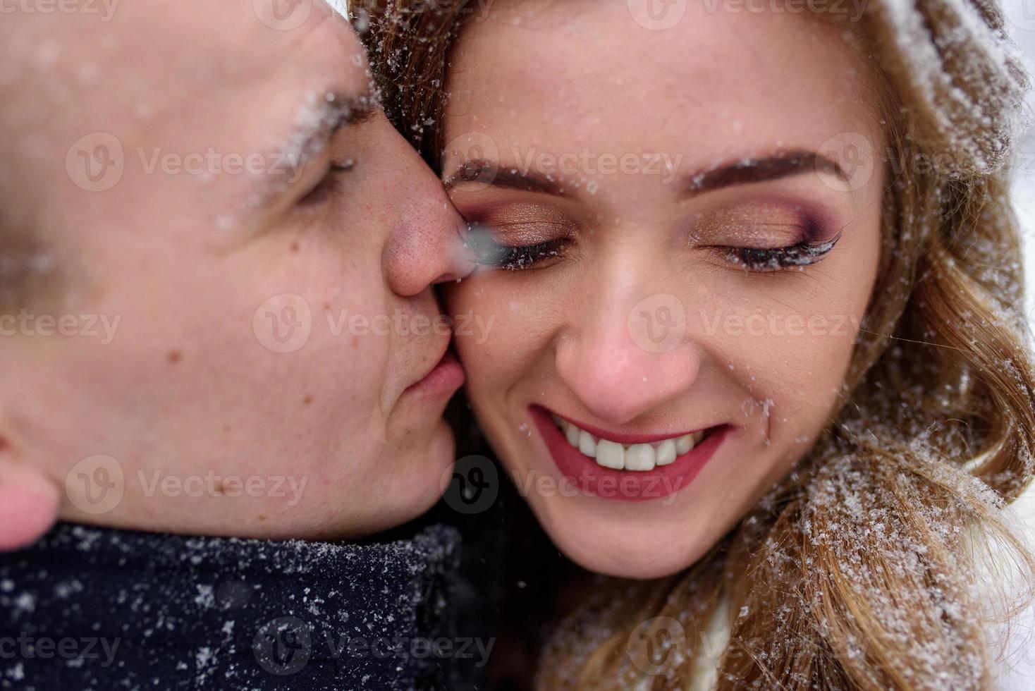 der bräutigam führt seine braut an der hand zu einer einsamen alten buche. Winterhochzeit. Platz für ein Logo. foto