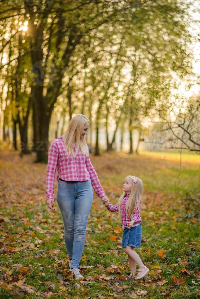 vater, tochter und mutter gehen im freien. glückliche Familie. foto