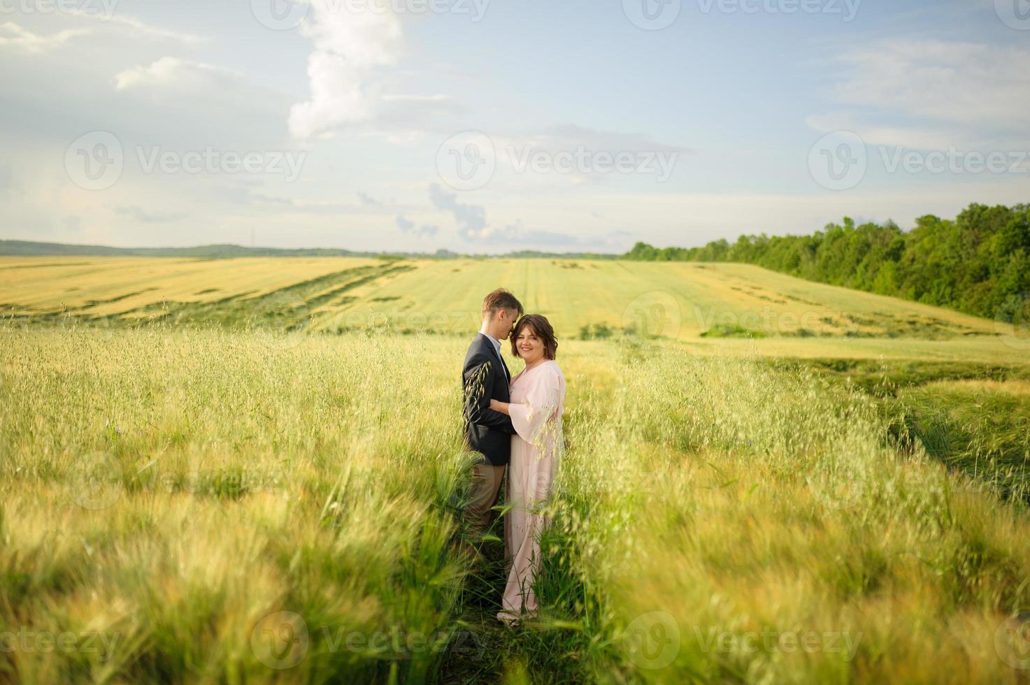 glückliche Familie auf dem Gebiet foto