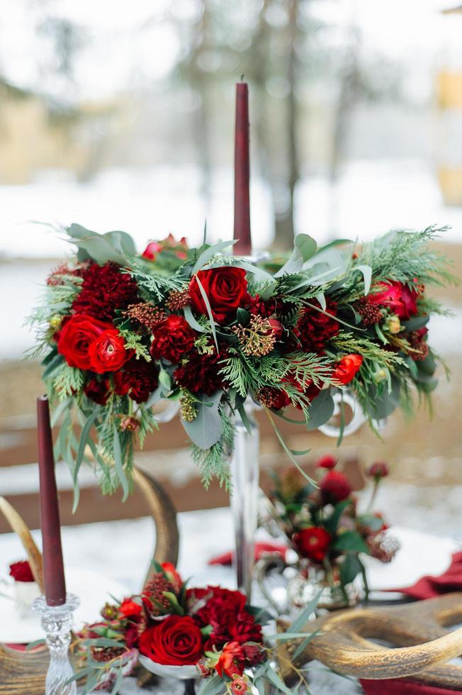 Winterhochzeitsdeko mit roten Rosen foto