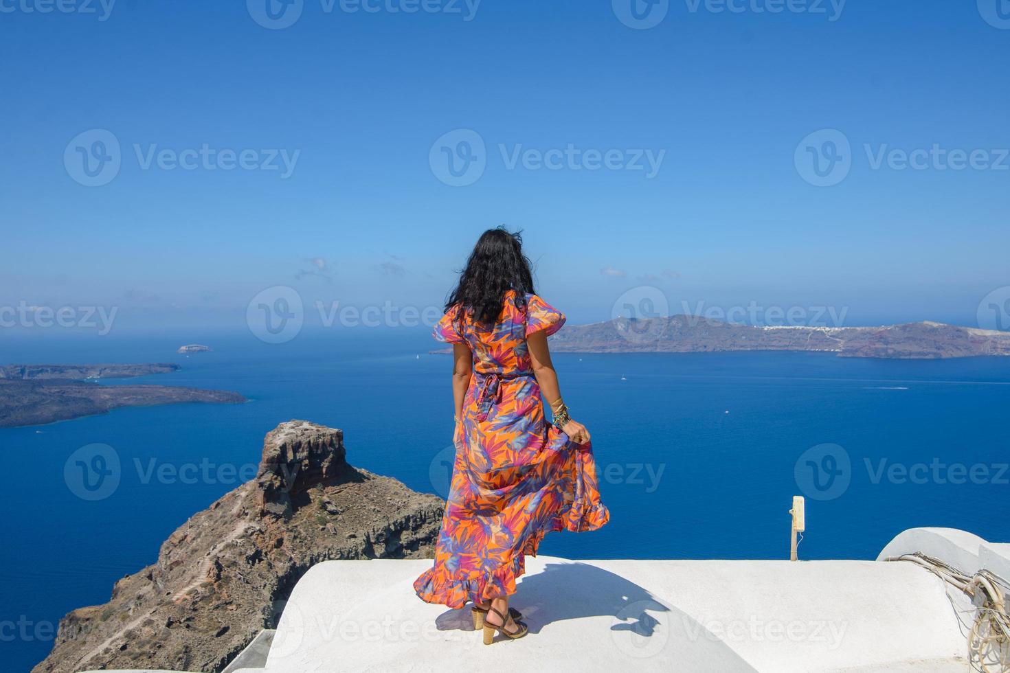 ein mann und eine frau umarmen sich vor dem hintergrund des skaros-felsens auf der insel santorini. das Dorf Imerovigli. foto