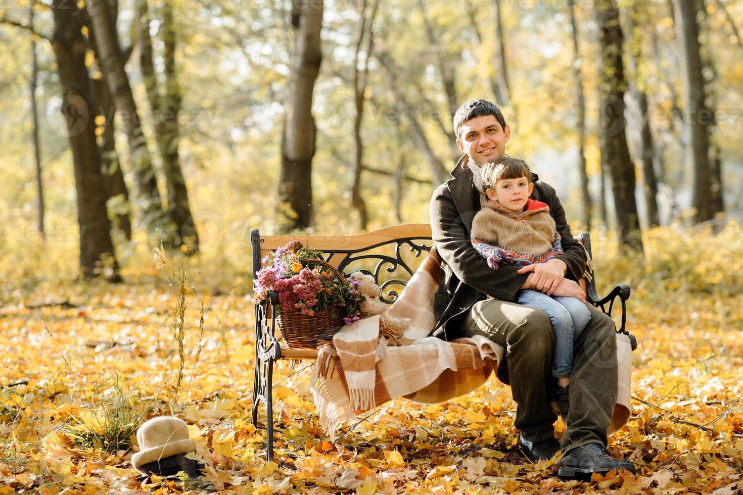 Eine Familie mit zwei Töchtern machte ein Picknick. Herbstzeit. foto