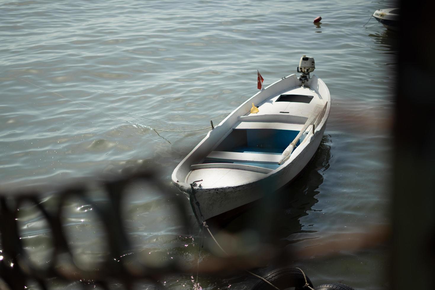 Einzelboot mit Meer- und Strandblick mit anderen Booten im Hintergrund foto