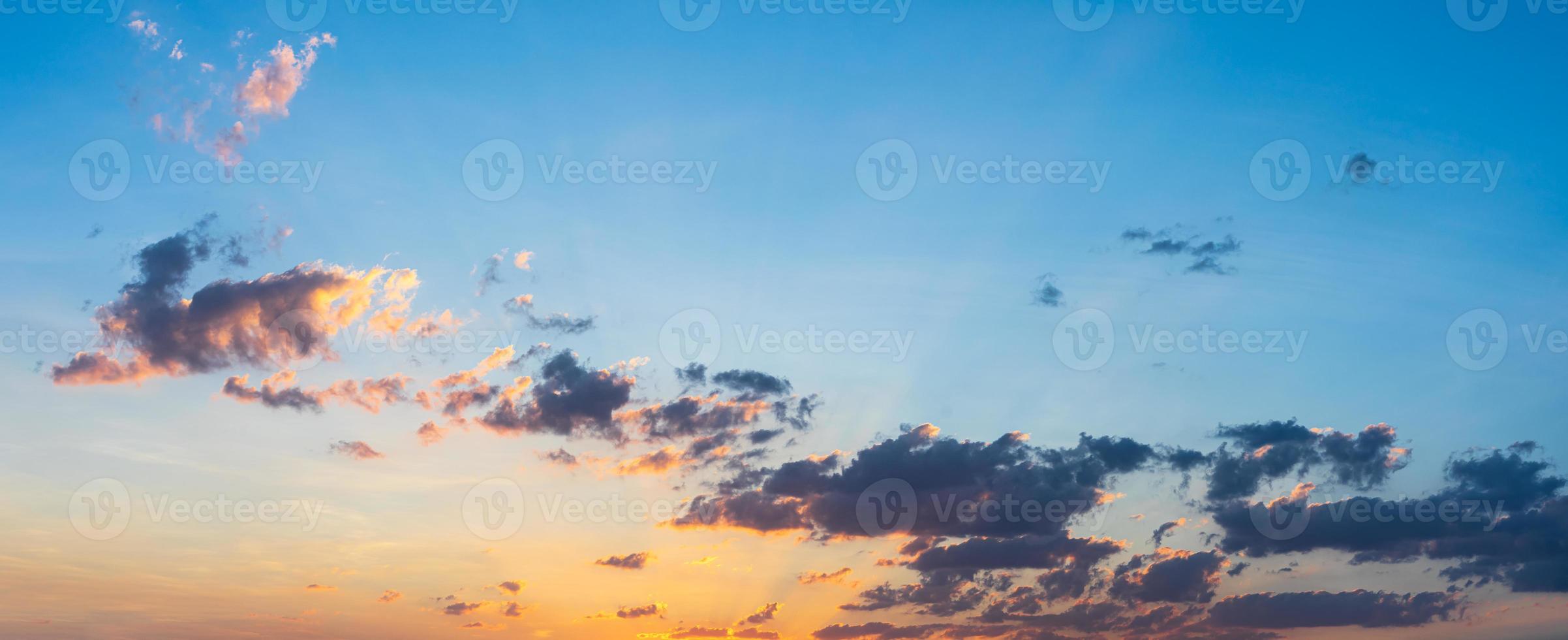 schöner sonnenuntergang mit blauem himmel und wolken natürlicher hintergrund. foto