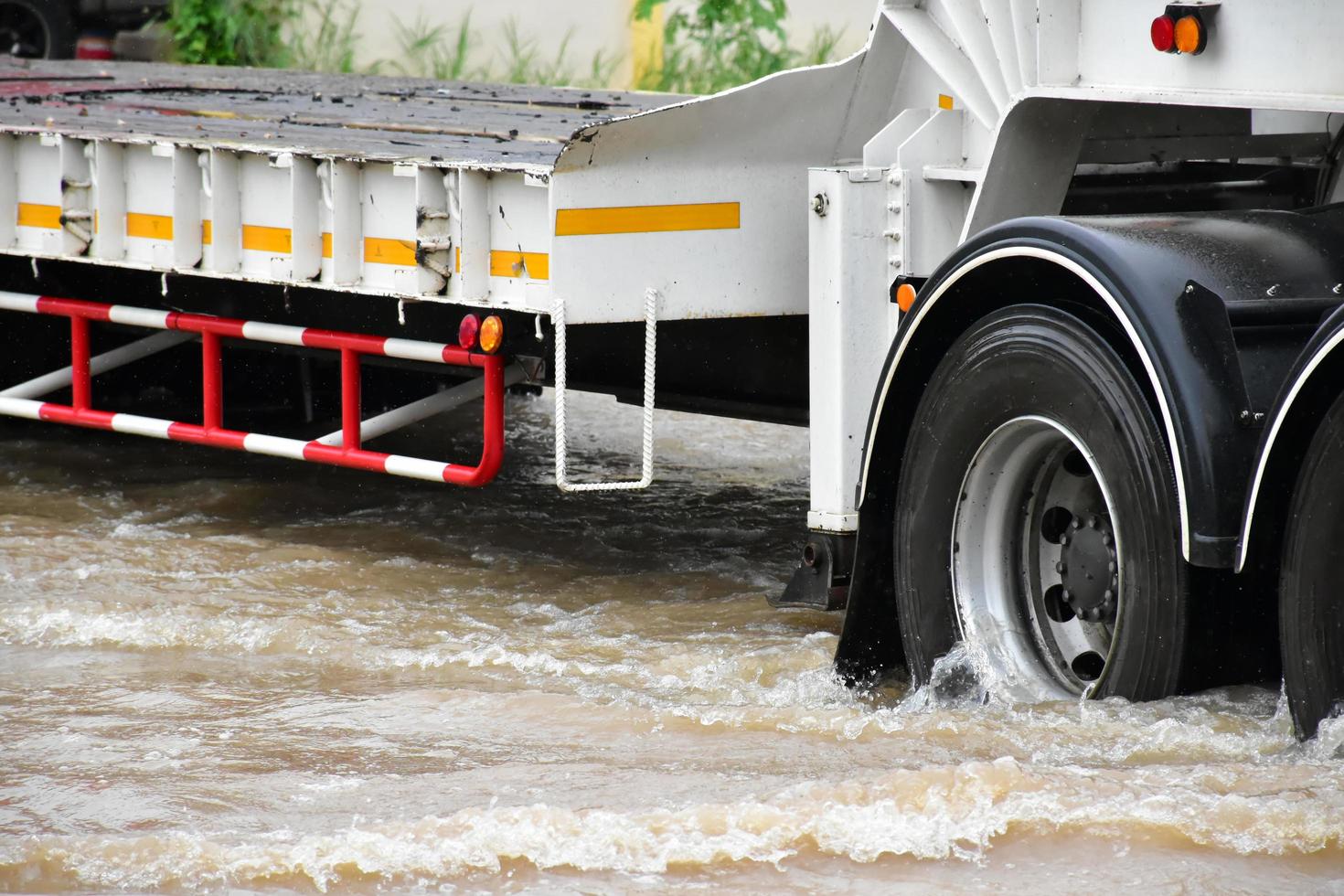 Pickup-Auto und Fahrzeug in Hochwasser, Autoversicherung und Konzept für Gefahrensituationen. foto