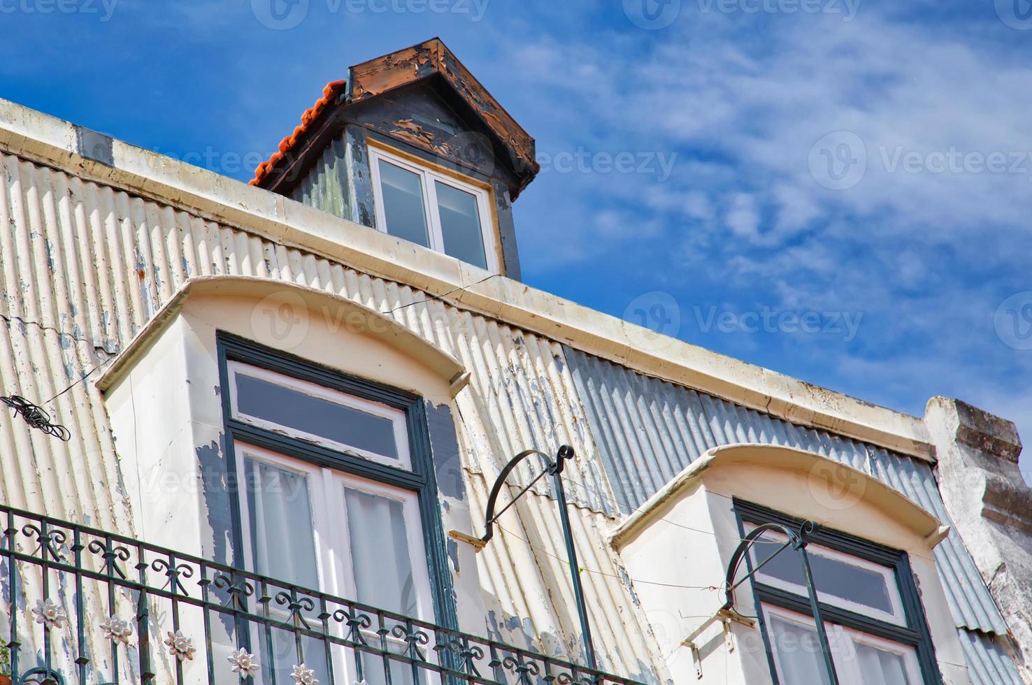 bunte gebäude des historischen zentrums von lissabon foto