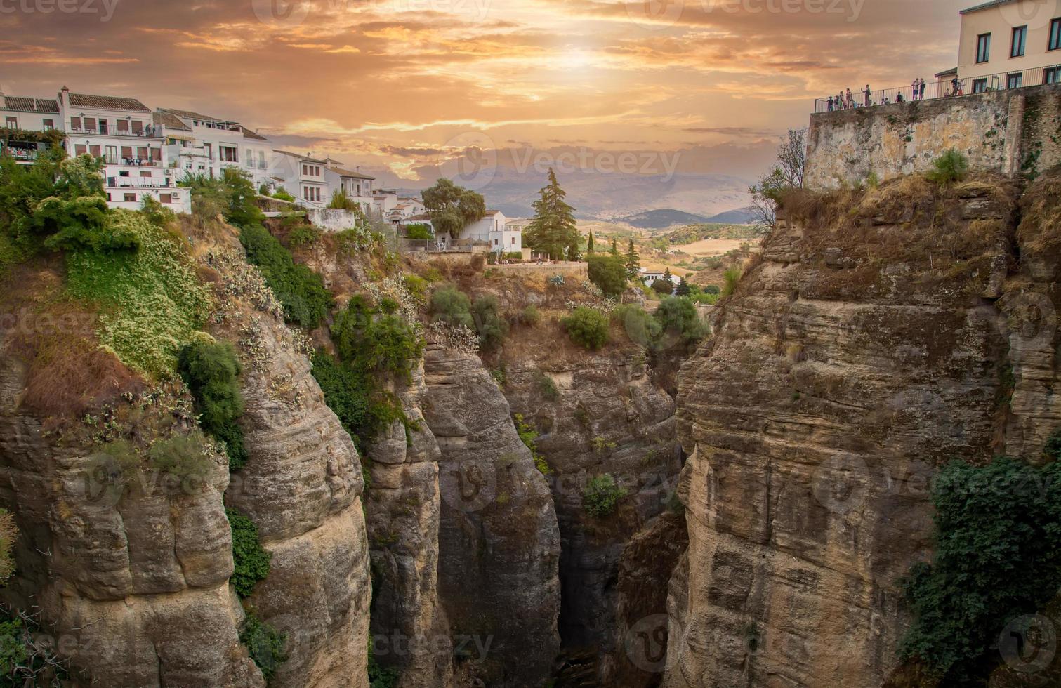 ronda, spanien, malerische ansicht eines bogens puente nuevo und der brücke puente nuevo foto