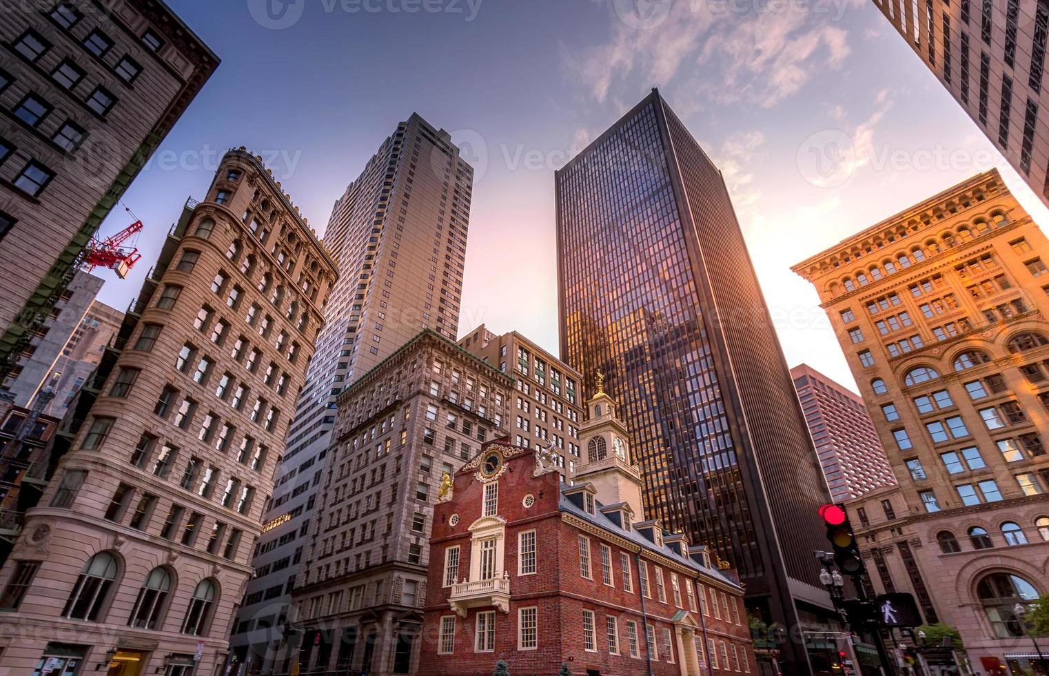 boston, massachusetts altes staatshaus, eine wahrzeichenattraktion, die häufig von zahlreichen touristen besucht wird, in der nähe des wahrzeichens beacon hill und des freiheitspfads foto