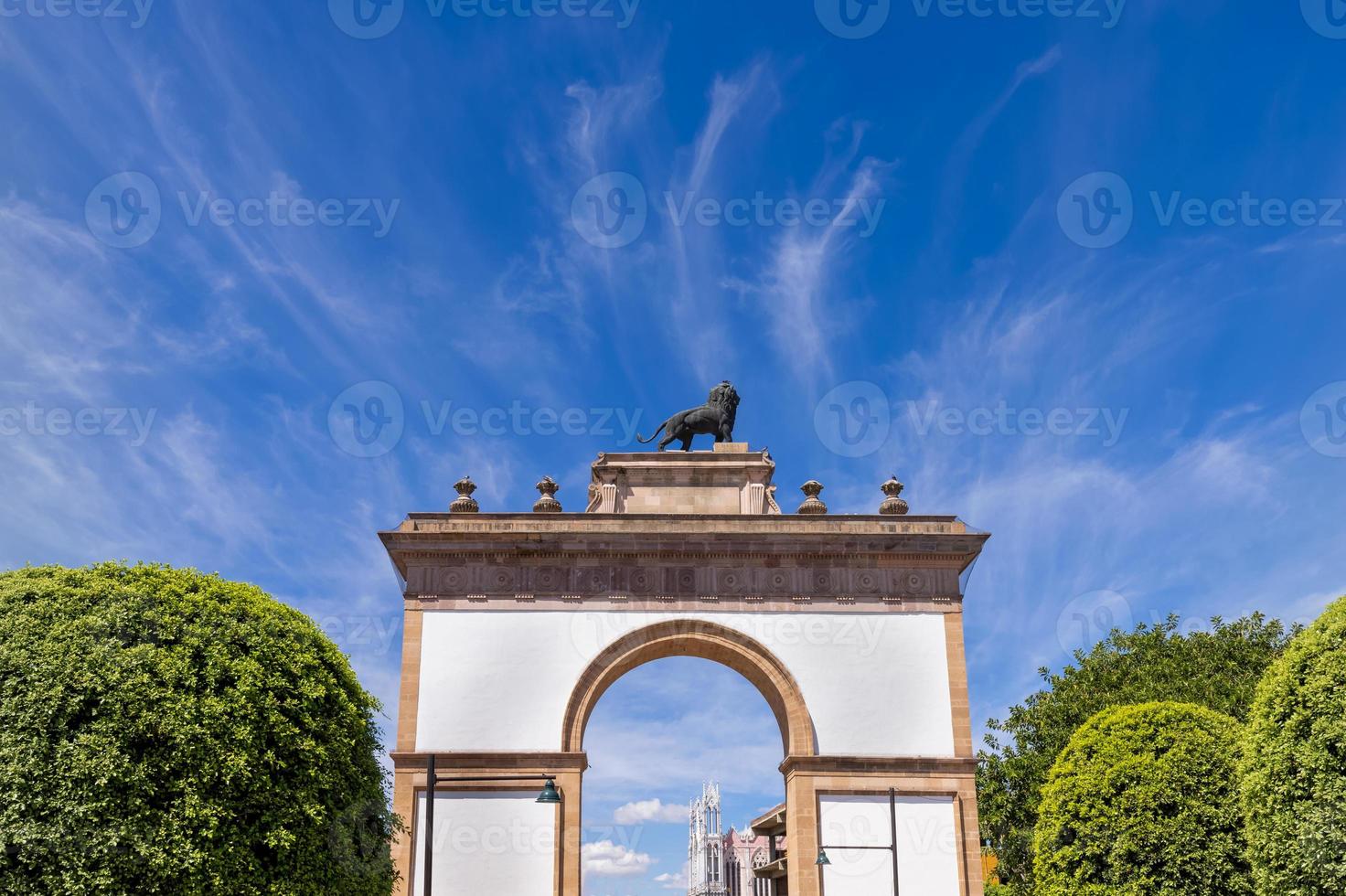 leon wahrzeichen touristenattraktion, monument triumphbogen der stadt leon in der nähe des historischen stadtzentrums foto