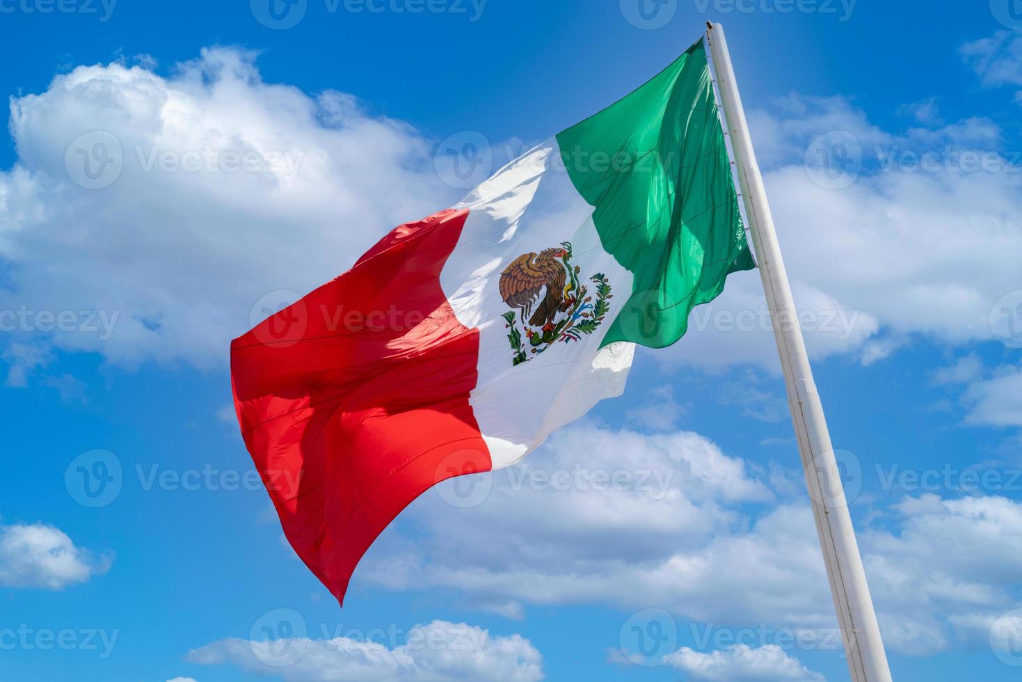 los cabos san jose del cabo, mexiko, mexikanische dreifarbige gestreifte nationalflagge, die stolz am mast weht foto