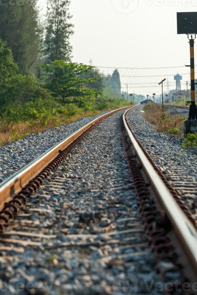 eisenbahn in der ländlichen landschaft von thailand foto