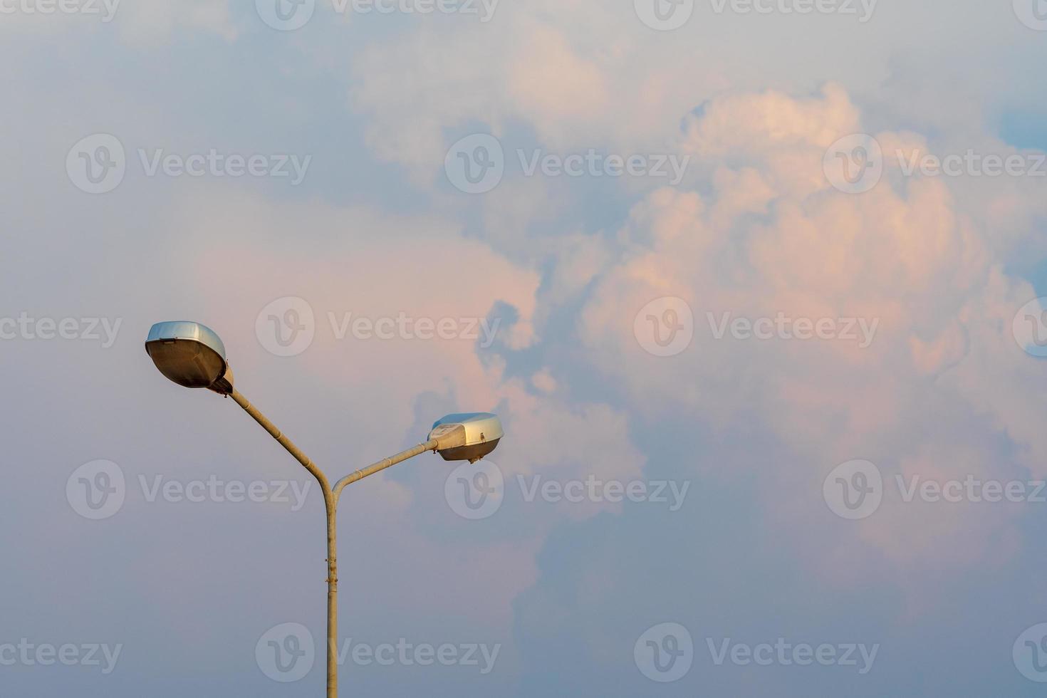 Straßenlaterne mit Wolkenhintergrund foto