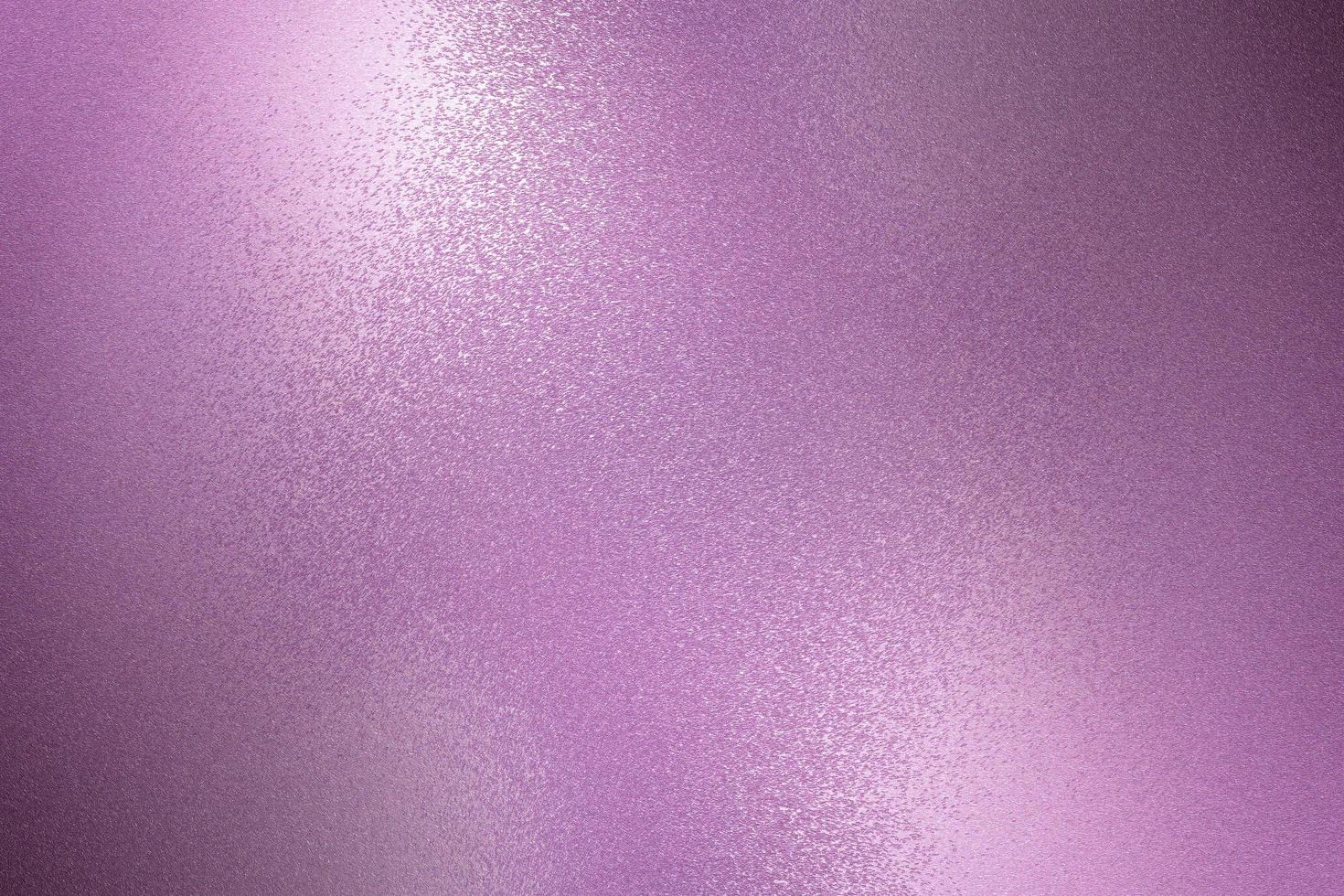Gebürstete violette Metallwand mit zerkratzter Oberfläche, abstrakter Texturhintergrund foto