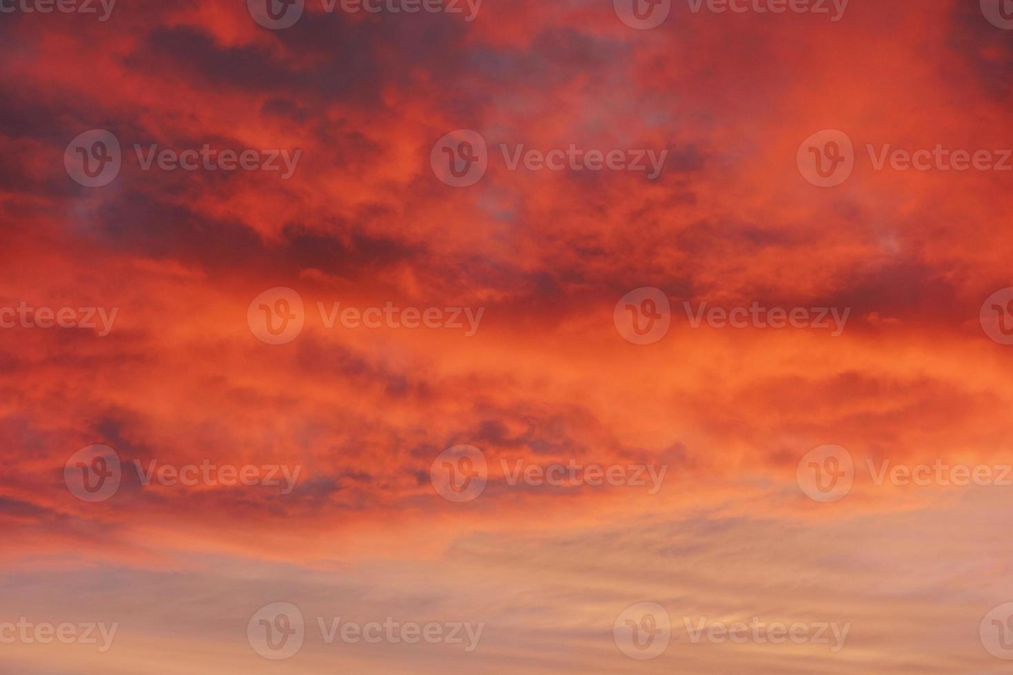 orangefarbener Himmel, bunter bewölkter Himmel bei Sonnenuntergang. Farbverlauf. himmelbeschaffenheit, abstrakter naturhintergrund foto