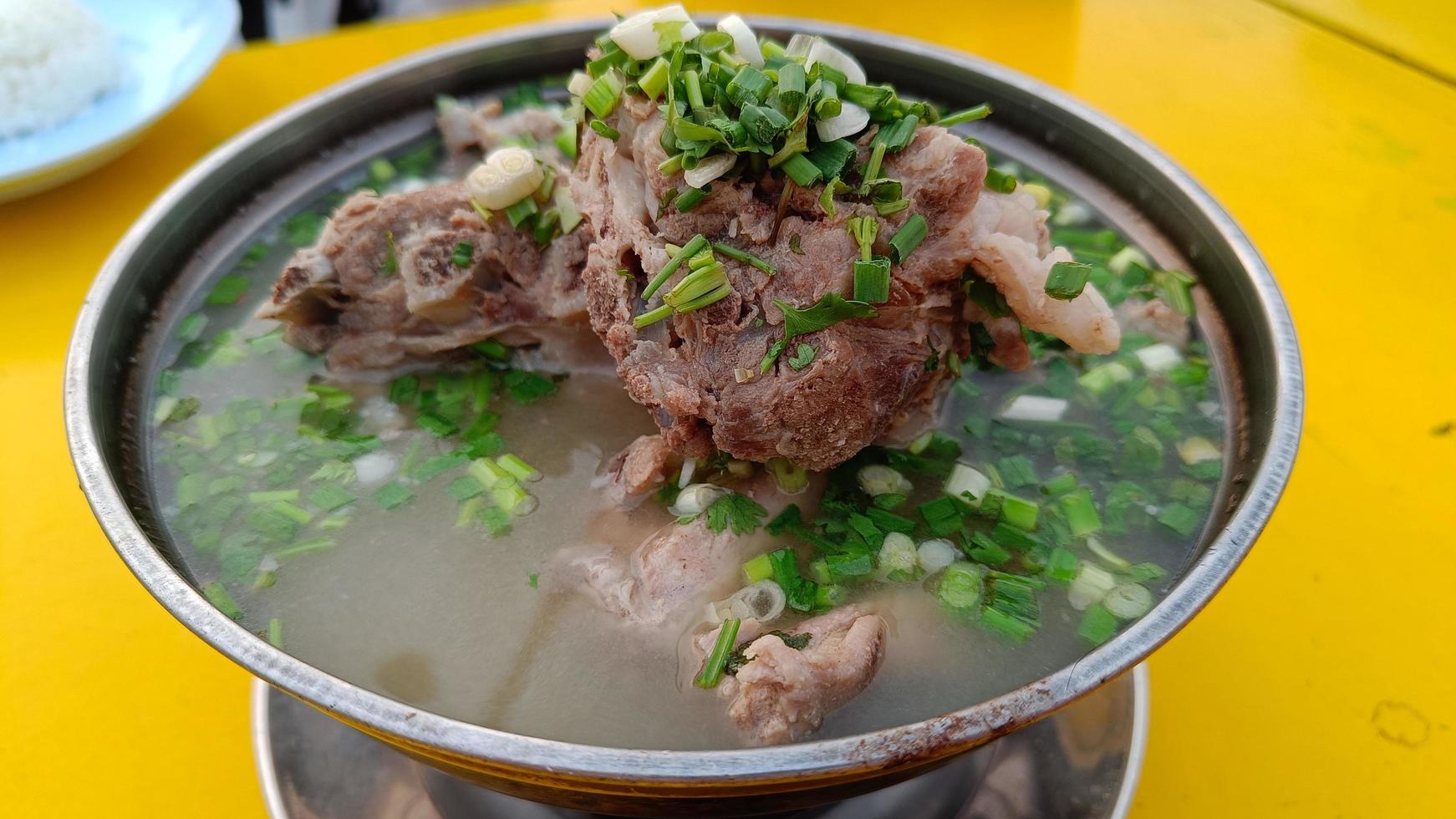 close up thailändisches essen würzige schweineknochensuppe, leng tom zaap foto