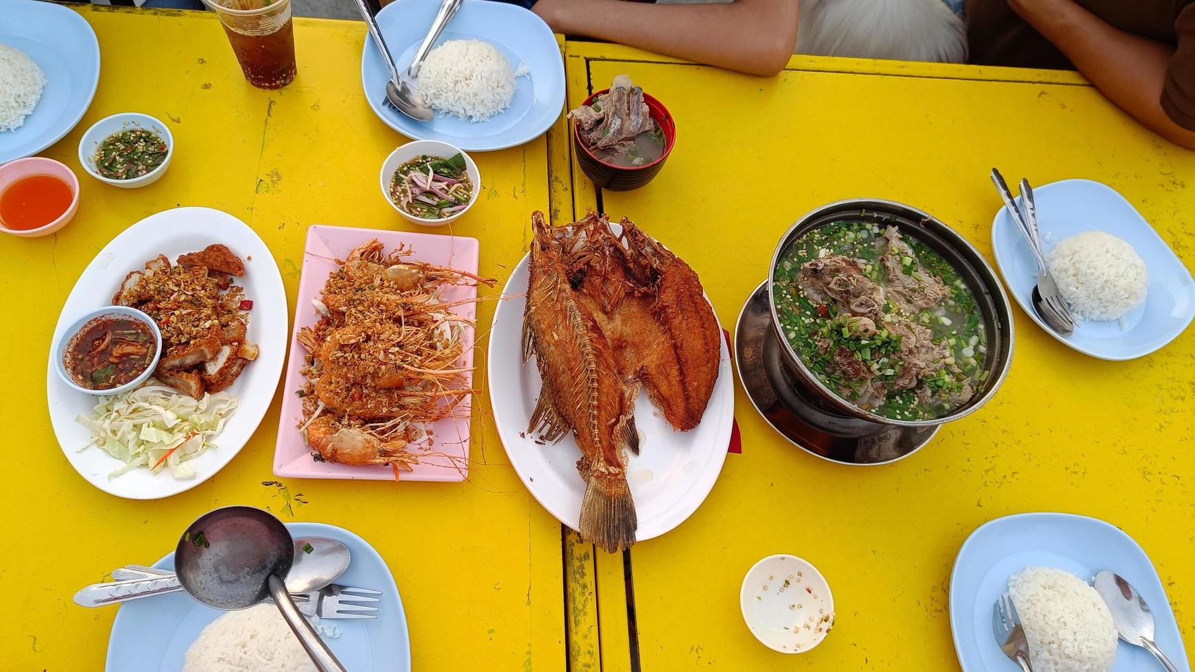 draufsicht thailändisches essen auf gelbem tisch foto