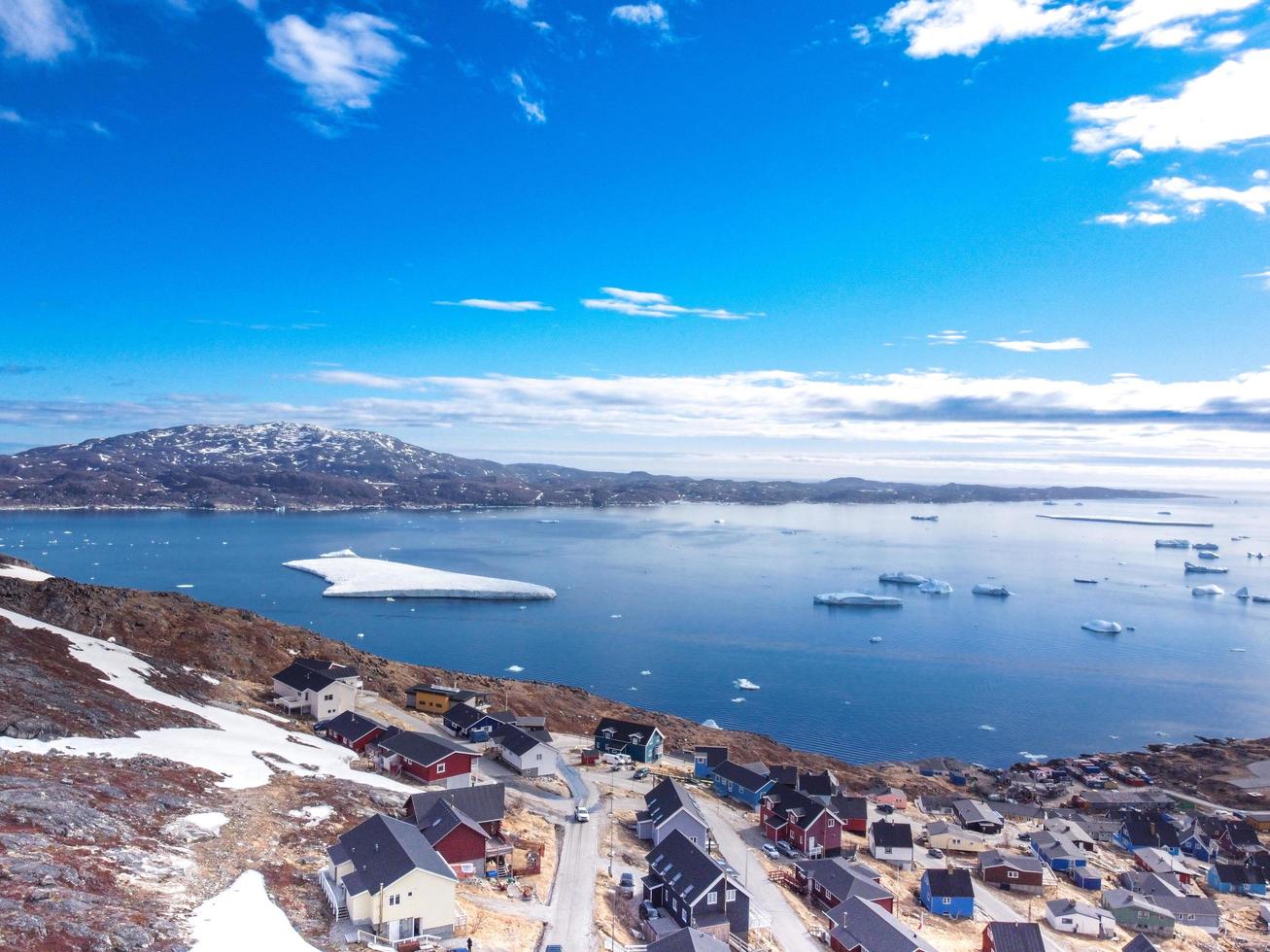 Luftbild kleines schönes Dorf über Schnee in Grönland Europa foto