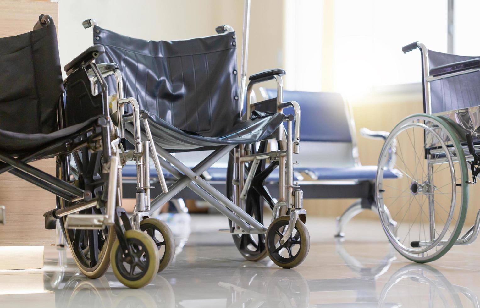 Rollstühle im Krankenhaus, Gruppe von Rollstühlen, die auf Patientendienste warten foto